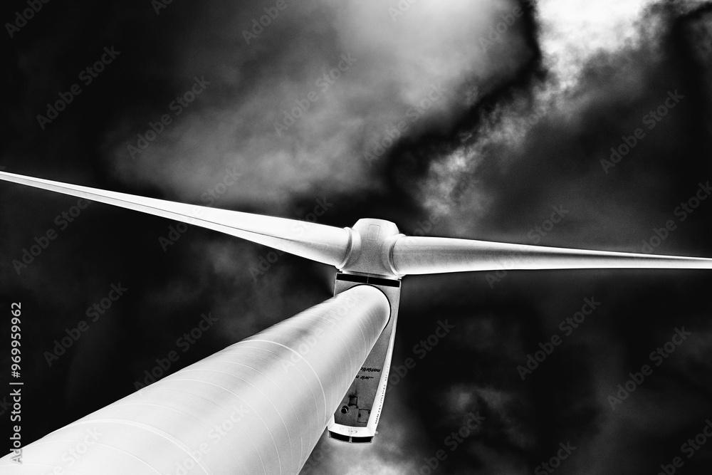 Windkraftanlage in Schwarz-Weiß Windkraftanlage in Schwarz-Weiß