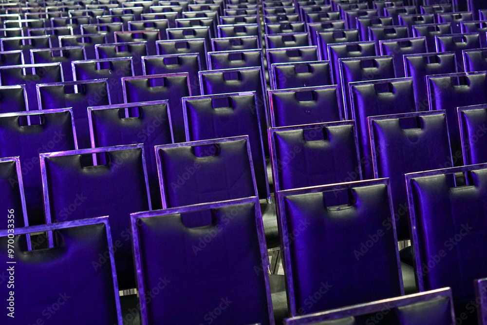 Obraz premium The atmosphere of a large conference room with rows of chairs.