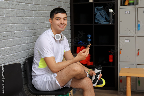 Sporty young man with mobil...
