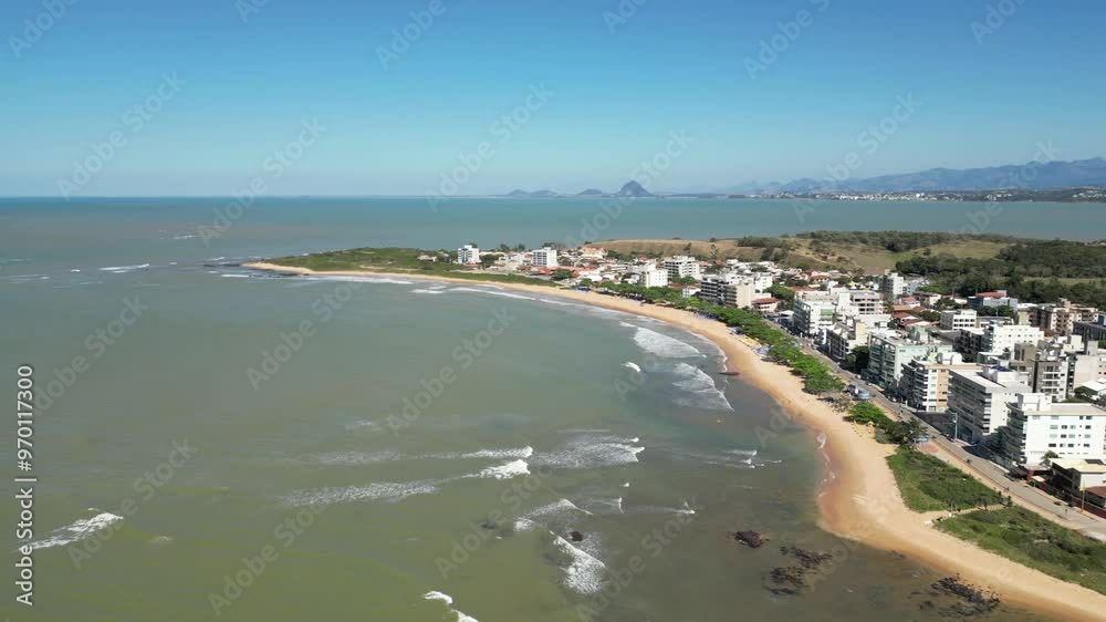 Imagem aérea da praia de Castelhanos em Anchieta, em uma manhã ensolarada. Praia deserta, ondas do mar e barracas na areia. Imagem aérea da praia de Castelhanos em Anchieta, em uma manhã ensolarada. Praia deserta, ondas do mar e barracas na areia.