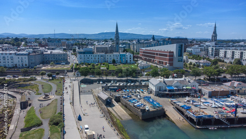 Foto An aerial drone shot of Dun Laoghaire, Ireland, captures the picturesque coastal town from above