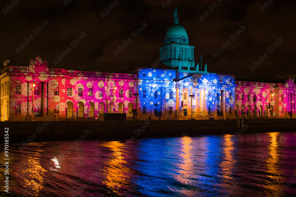 Fototapeta premium The Custom House in Dublin 1 glows beautifully during the Christmas season, with festive lights illuminating its grand neoclassical facade.
