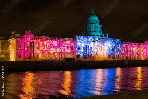 Sticker The Custom House in Dublin 1 glows beautifully during the Christmas season, with festive lights illuminating its grand neoclassical facade