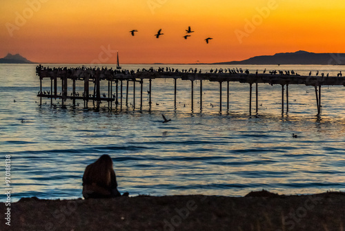 mirando el atardecer