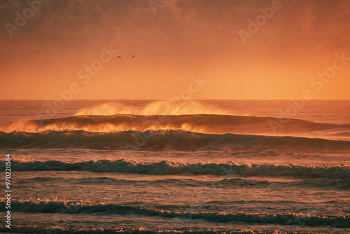 Quadro su tela Sunset waves crashing