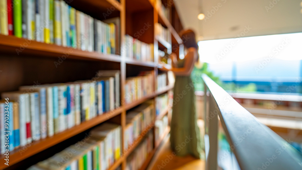 Mujer explorando libros en una biblioteca moderna Mujer explorando libros en una biblioteca moderna
