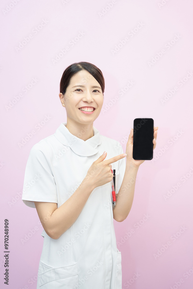 スマートフォンを操作するユニフォーム姿の女性 スマートフォンを操作するユニフォーム姿の女性