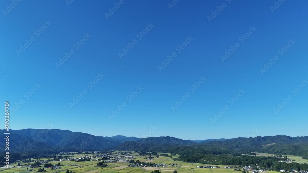 稲刈りの時期 秋の田園風景 空撮 ドローン撮影 農業 イメージ 稲刈りの時期 秋の田園風景 空撮 ドローン撮影 農業 イメージ
