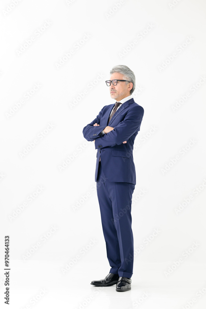 腕を組むビジネスマン