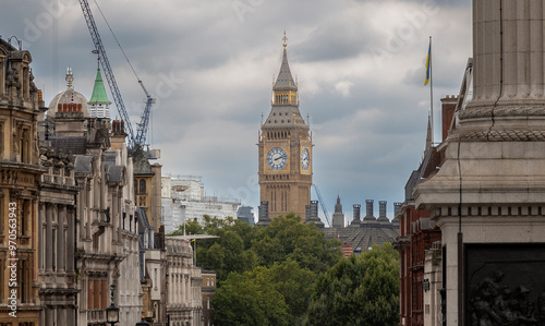 Blick auf den Big Ben Uhrturm in London zwischen historischen Gebäuden unter bewölktem Himmel, London, Vereinigte Königreich Großbritannien