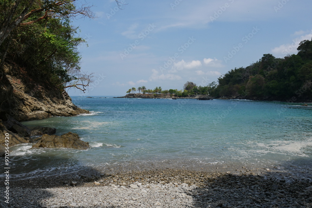Kiesstrand in einer Bucht in Quepos Costa Rica