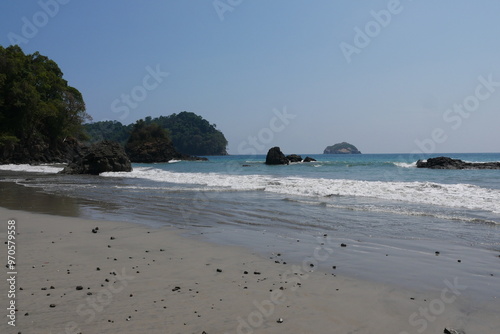 Felsen am Strand von Quepos beim Nationalpark Manuel Antonio photo