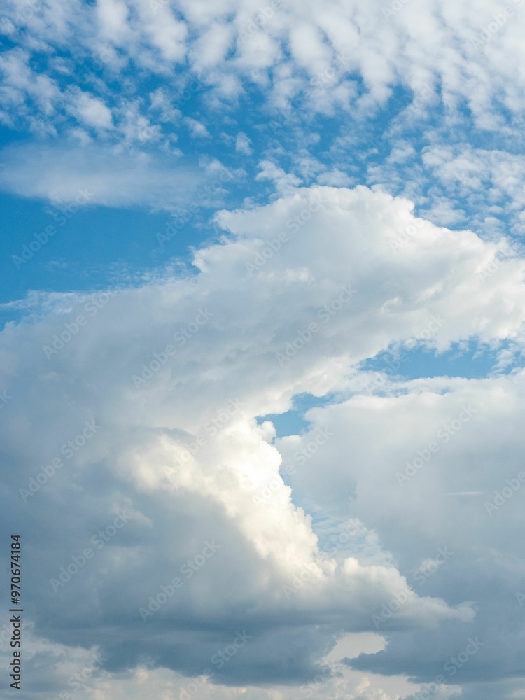 Obraz premium Beautiful sky with fluffy white clouds