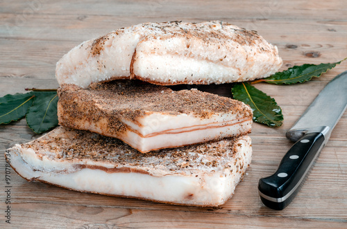 Lardo di colonnata, salume tipico della cucina Toscana, cibo italiano 