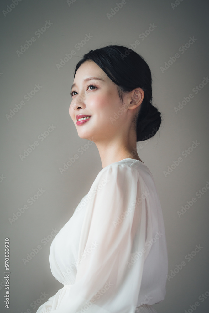 グレーバッグの20代女性