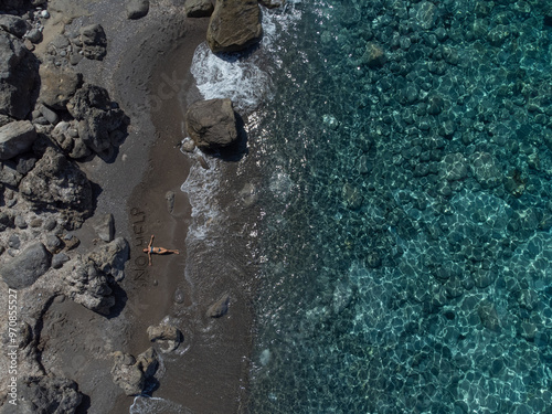 Wallpaper Mural Marettimo Isole Egadi in Sicilia donna al mare Torontodigital.ca