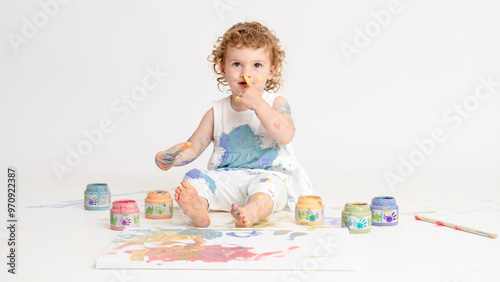 Hübsches kleines Kind Mädchen 2 Jahre malt mit Fingerfarben auf Boden, Leinwand und Körper bunt, weißer Hintergrund, isoliert Var. 10