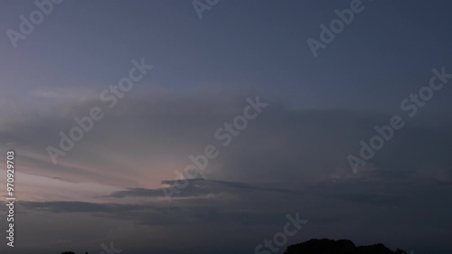 夕暮れの空に広がっている雷雲の中で光っているカミナリ