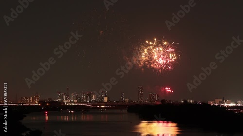 夜空を彩るカラフルな打ち上げ花火