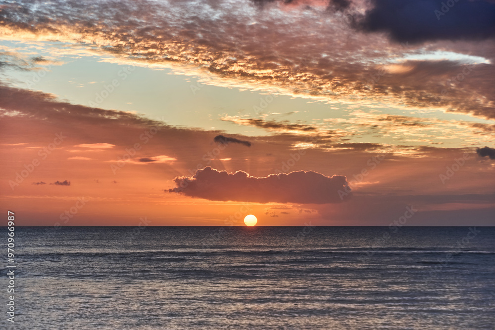 Obraz premium Beautiful sunset over the ocean