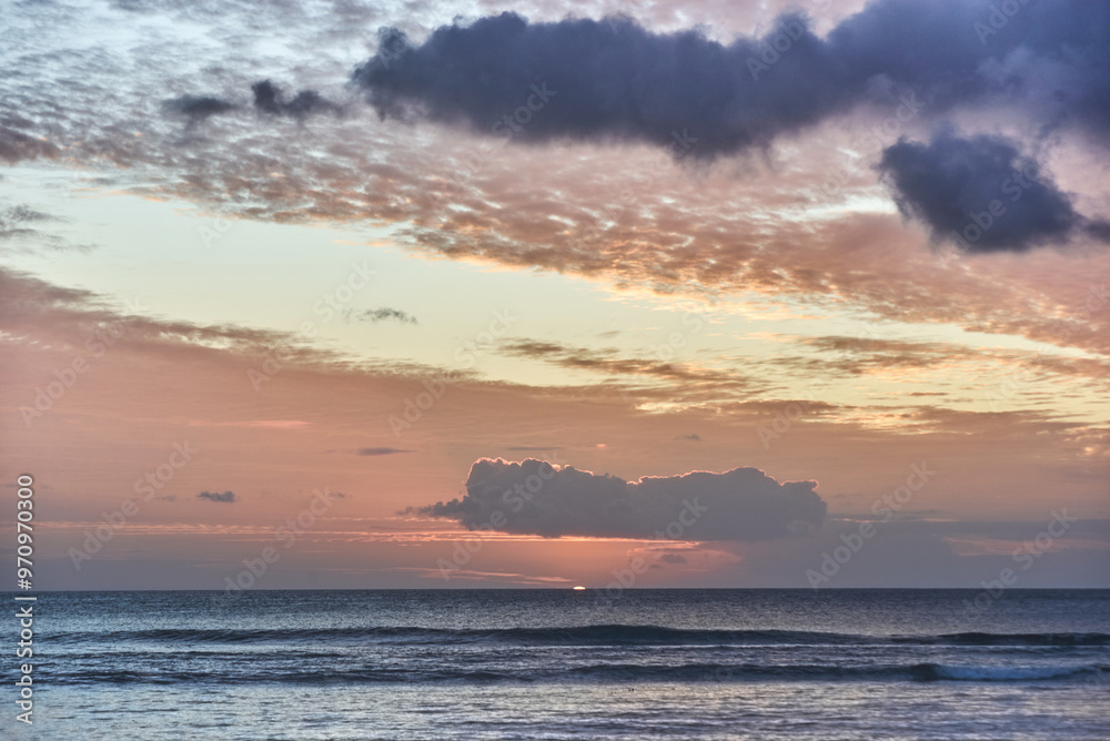 Fototapeta premium Beautiful sunset over the ocean