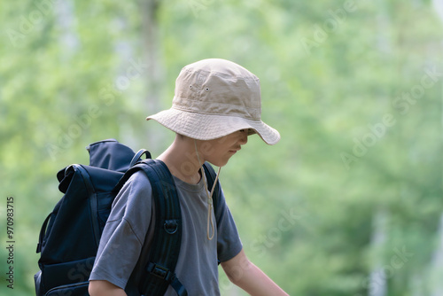  夏の森でハイキングを楽しむ子供