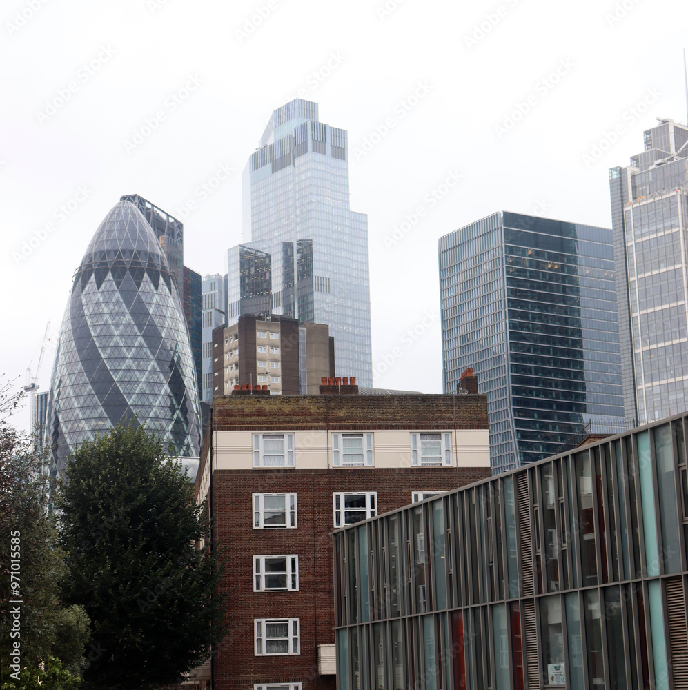 Unterschiedliche Architekturepochen nebeneinander in. Bankenviertel der City of London, The Gherkin, London, UK