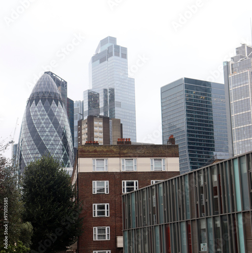Obraz na płótnie Unterschiedliche Architekturepochen nebeneinander in. Bankenviertel der City of London, The Gherkin, London, UK w salonie