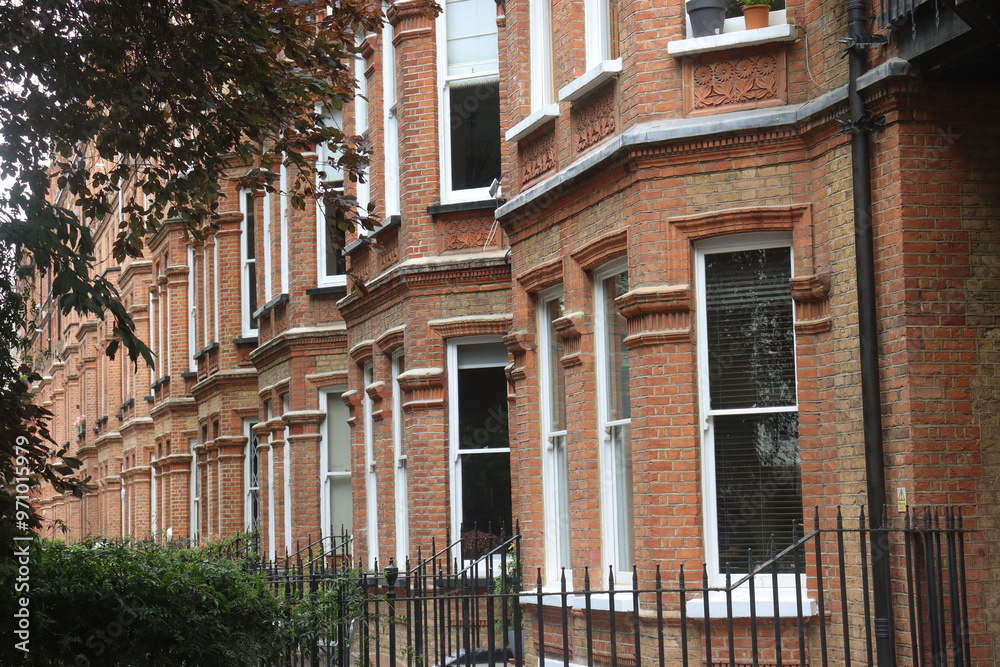 Altbauten: Traditionelle Reihenhaus-Architektur in London