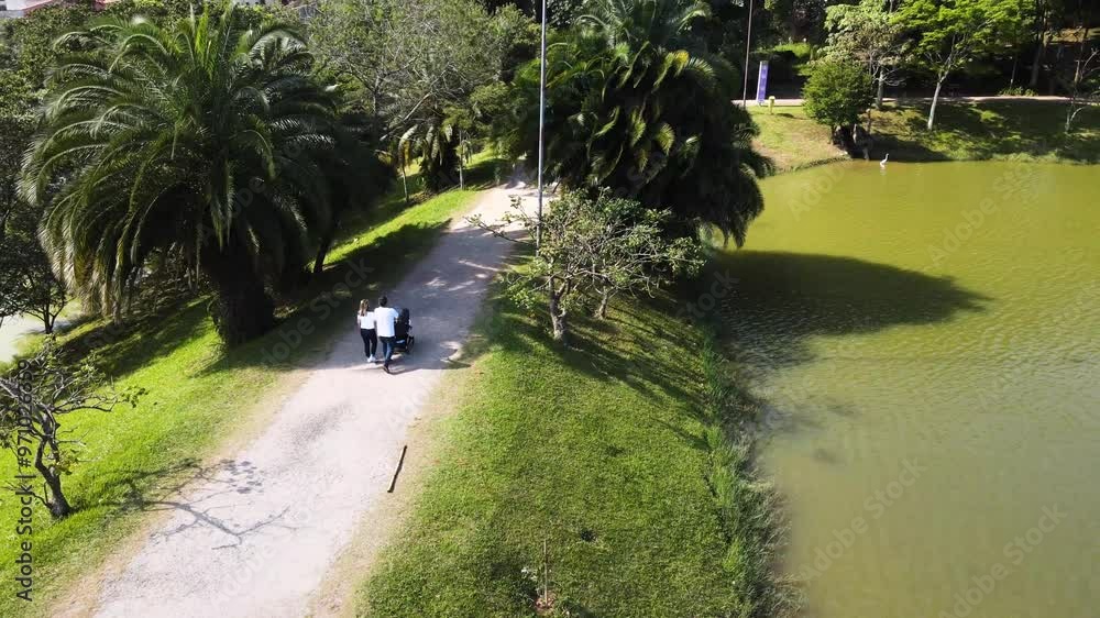VISTA AÉREA DA NATUREZA EM MEIO AO CENTRO URBANO. AERIAL VIEW OF NATURE IN THE MIDDLE OF THE URBAN CENTER