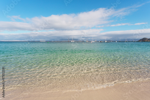 Aguas cristalinas en la playa de Rodas en las Islas Cíes, Pontevedra, Galicia, España
