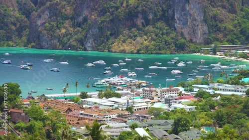 Léger panoramique du port de Ko Phi Phi