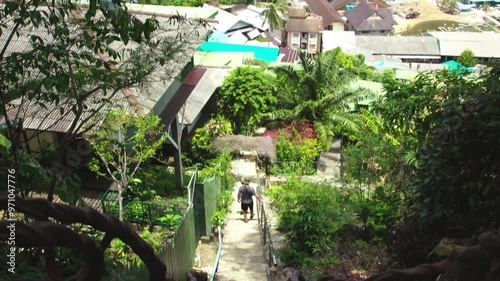 Montée de caméra depuis les escaliers jusqu'aux maisons de Ko Phi Phi