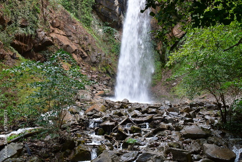 Obraz na płótnie Ein Wasserfall in Südtirol w salonie
