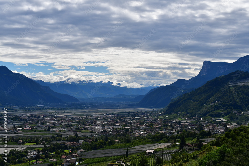 Fototapeta premium Lick nach Lana in Südtirol 
