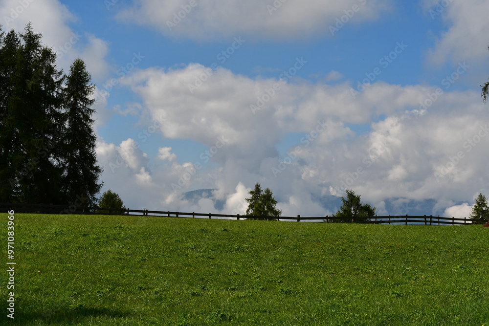 Schöne Landschaft mit Wolken auf dem Salten in Südtirol