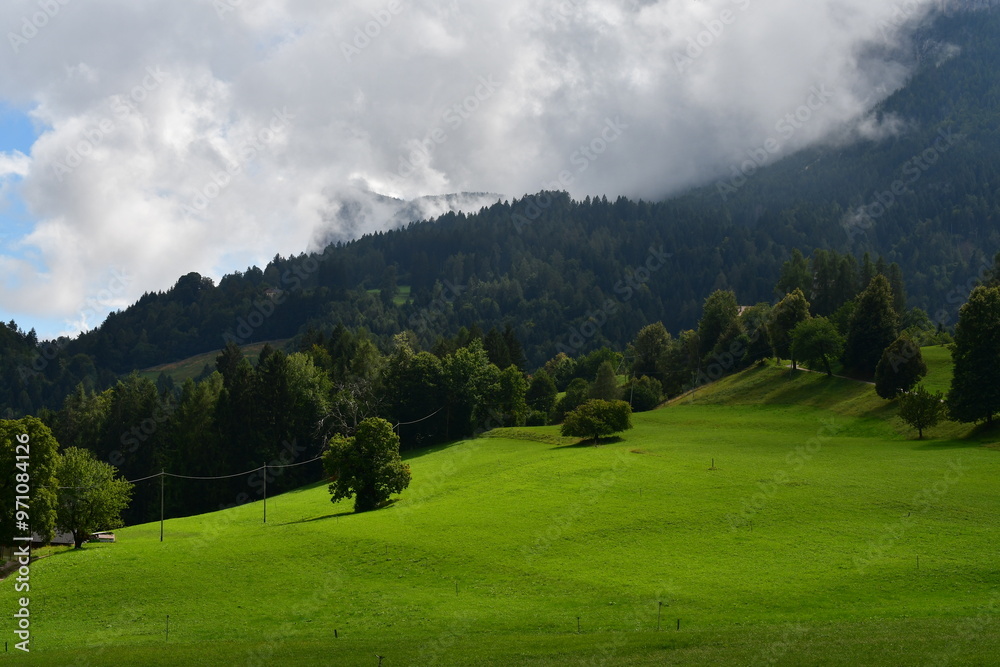 Schöne Landschaft mit Wolken bei Grissian in Südtirol