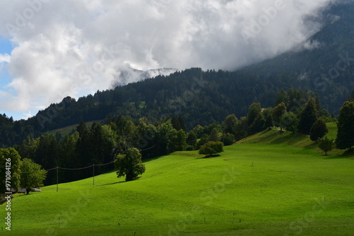 Obraz na płótnie Schöne Landschaft mit Wolken bei Grissian in Südtirol w salonie