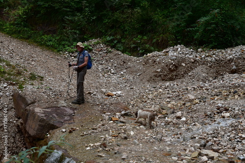 Mann und sein Lagotto Romagnolo Hund wandern in Südtirol 