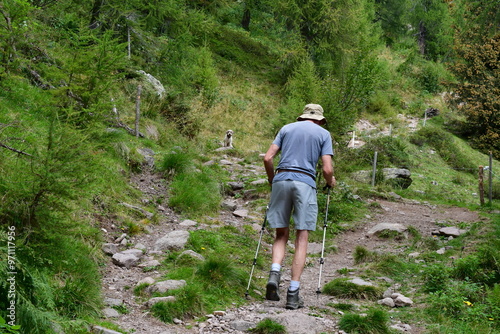 Mann und se8n Lagotto Romagnolo Hund wandern in Südtirol 