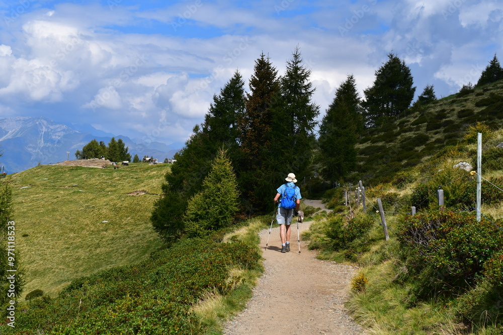Mann wandert auf dem Hirzer in Südtirol