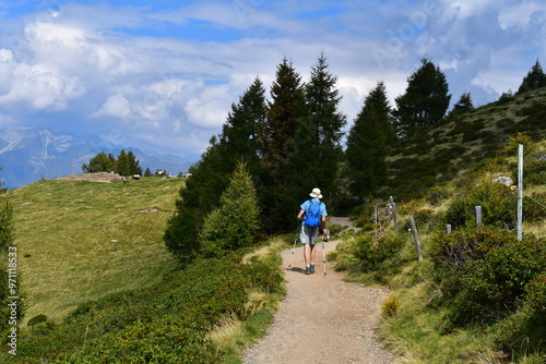 Obraz na płótnie Mann wandert auf dem Hirzer in Südtirol w salonie