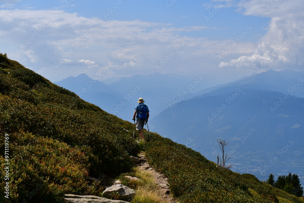 Mann wandert auf dem Hirzer in Südtirol