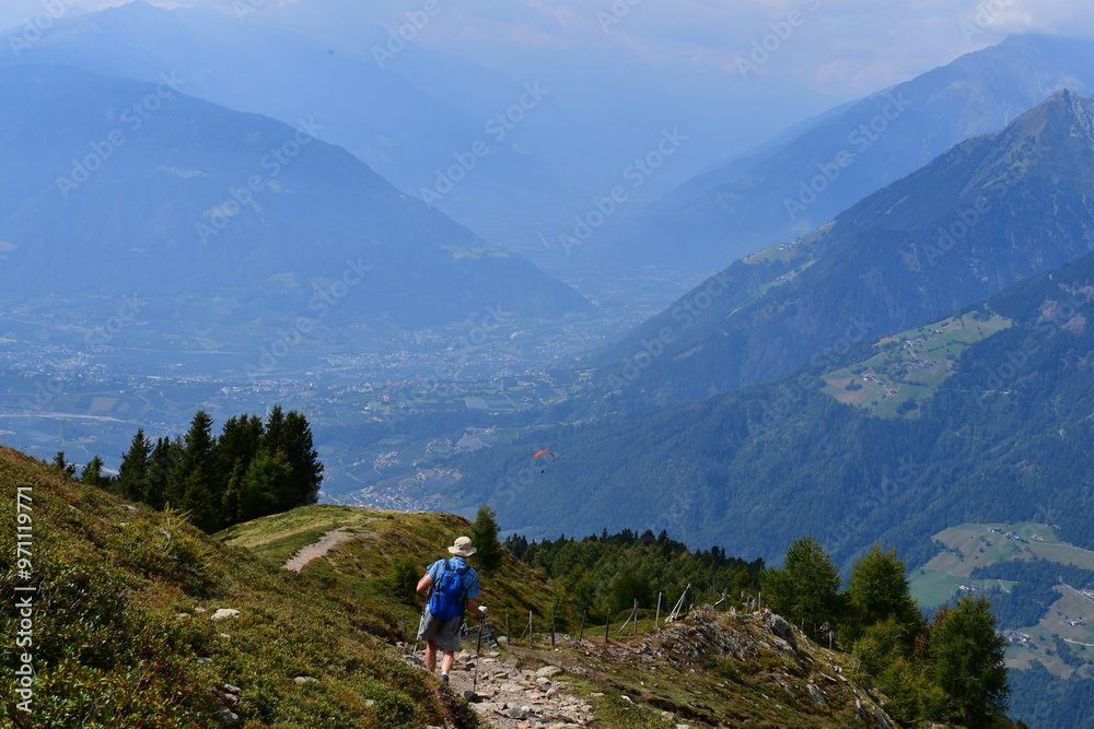 Mann wandert auf dem Hirzer in Südtirol Mann wandert auf dem Hirzer in Südtirol