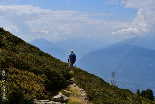 Obraz na płótnie Mann wandert auf dem Hirzer in Südtirol w salonie