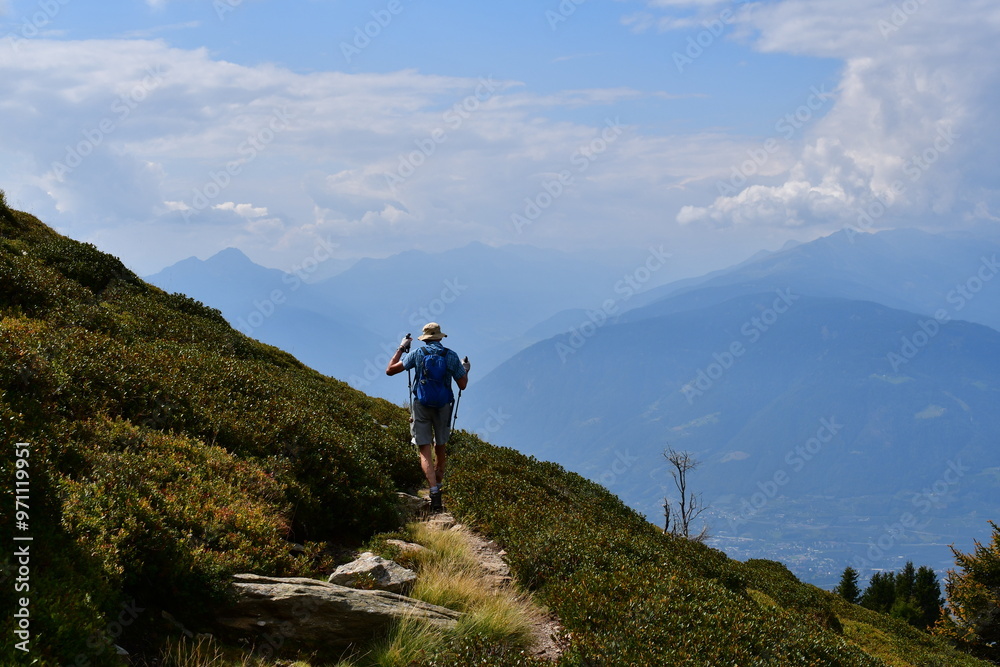 Mann wandert auf dem Hirzer in Südtirol