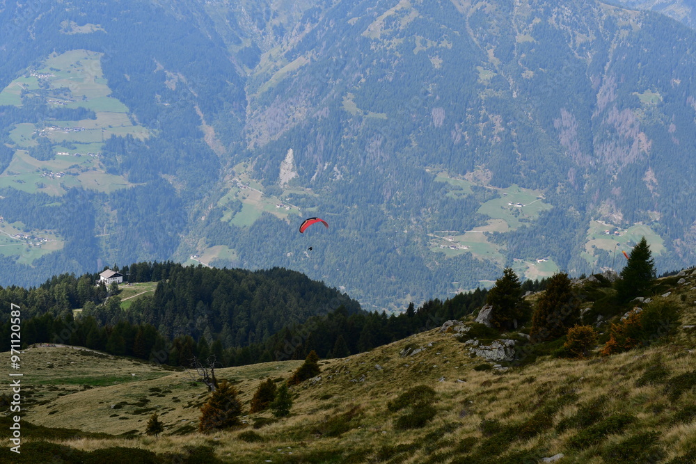Schöne Landschaft auf dem Hirzer in Südtirol und di. Gleitschirmflieger