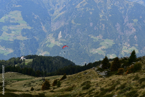 Schöne Landschaft auf dem Hirzer in Südtirol und di. Gleitschirmflieger 