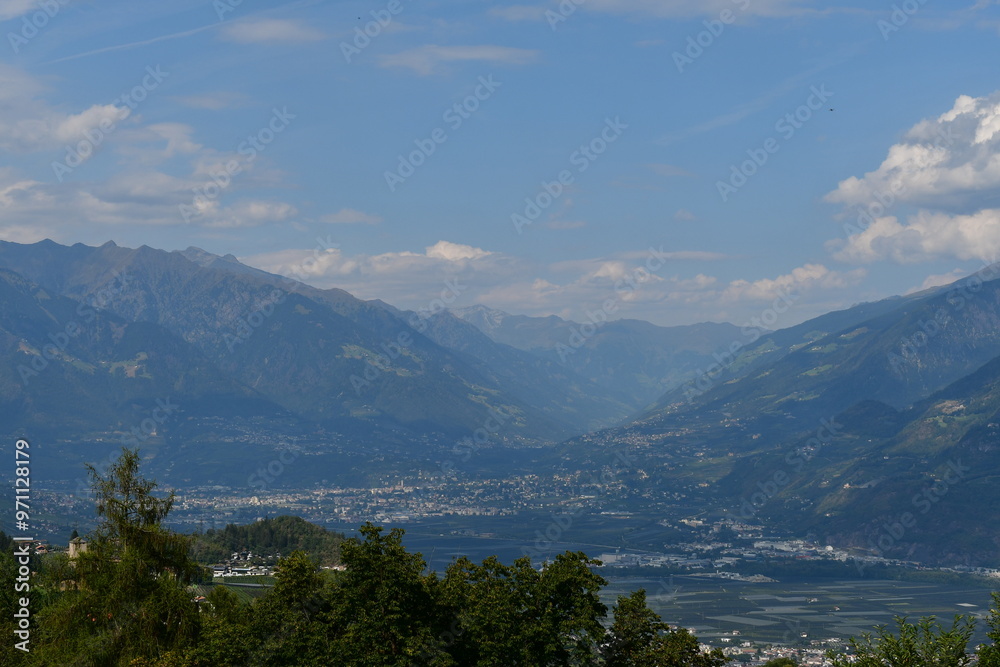 Blick vom Hirzer auf Meran in Südtirol