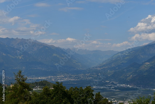 Obraz na płótnie Blick vom Hirzer auf Meran in Südtirol w salonie
